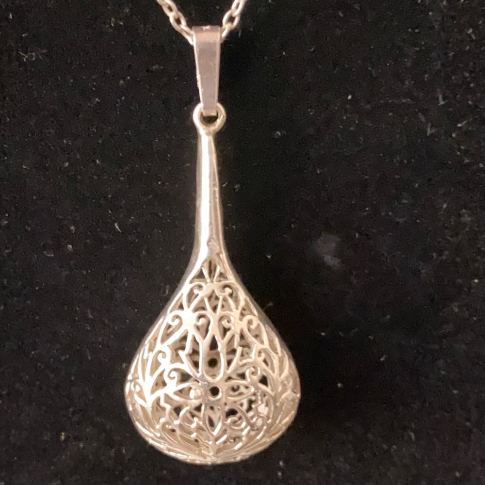 STERLING SILVER OPENWORK FILIGREE PENDANT WITH STERLING SILVER CHAIN